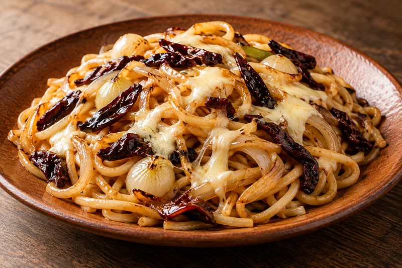 Fideos salteados con chile pasado y queso asadero