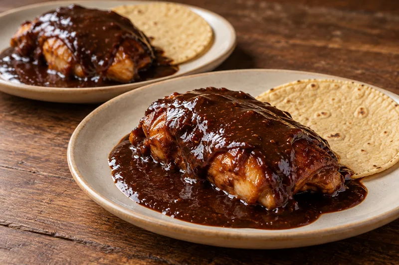 Pollo en mole rápido con glaseado de soya